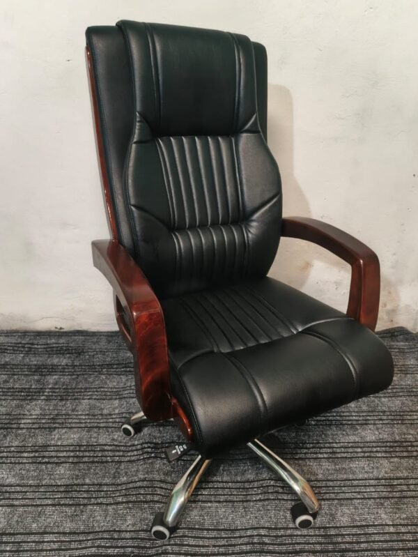 WhatsApp Image 2025-09-25 at 00.34.33_6b8f29ee Director Chair